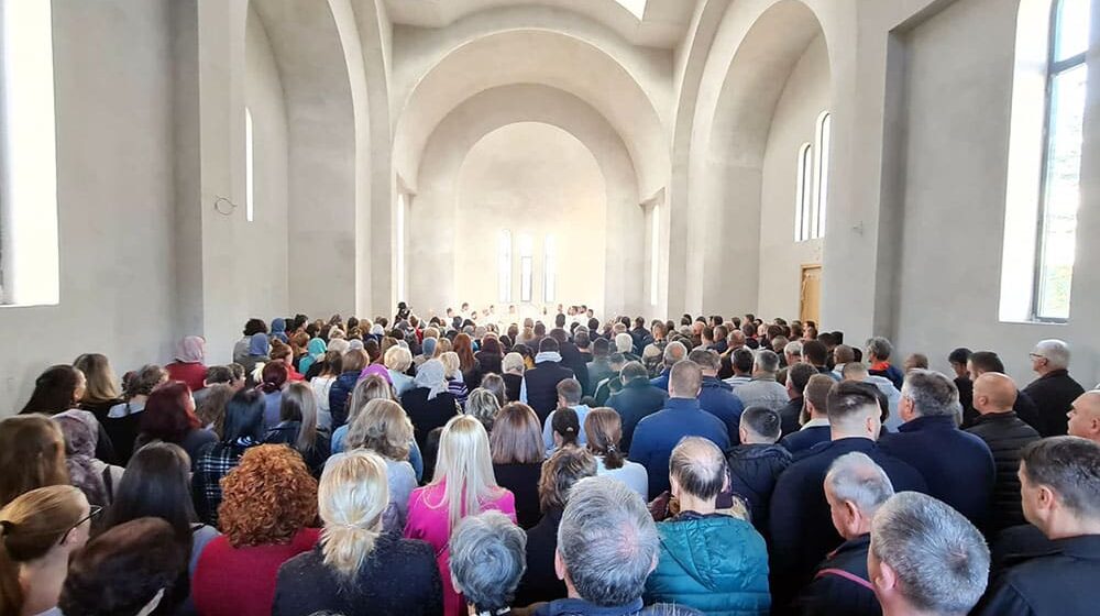 Prva liturgija u nezavršenom pravoslavnom hramu u užičkom naselju Bela Zemlja 1
