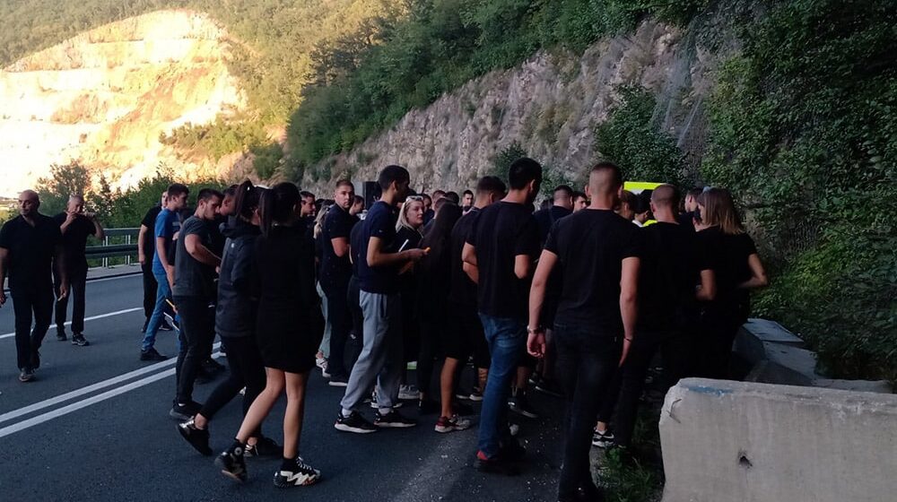 Komemorativna povorka do mesta na kome su, u saobraćajnoj nesreći, nastradala četvorica mladih Užičana 1