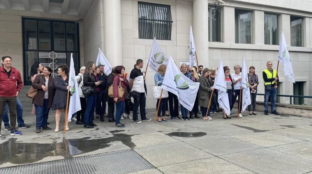 Prosvetari protestovali ispred Vlade Vojvodine: Ne tražimo ministarske plate, vratite nam dostojanstvo 1