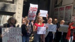 Građani protestovali ispred Informera: Gađali zgradu jajima, policija štitila ulaz u redakciju, Vučićević izašao na drugi izlaz (FOTO) 7