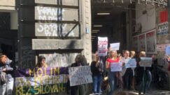 Građani protestovali ispred Informera: Gađali zgradu jajima, policija štitila ulaz u redakciju, Vučićević izašao na drugi izlaz (FOTO) 3