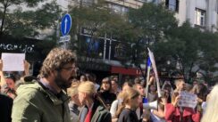 Građani protestovali ispred Informera: Gađali zgradu jajima, policija štitila ulaz u redakciju, Vučićević izašao na drugi izlaz (FOTO) 6