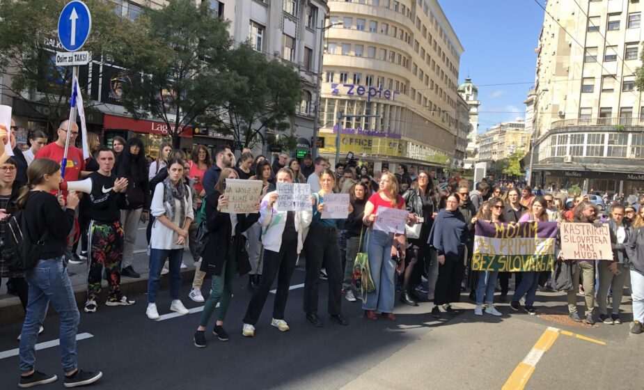 Građani protestovali ispred Informera: Gađali zgradu jajima, policija štitila ulaz u redakciju, Vučićević izašao na drugi izlaz (FOTO) 33