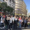 Građani protestovali ispred Informera: Gađali zgradu jajima, policija štitila ulaz u redakciju, Vučićević izašao na drugi izlaz (FOTO) 18