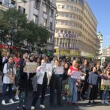Građani protestovali ispred Informera: Gađali zgradu jajima, policija štitila ulaz u redakciju, Vučićević izašao na drugi izlaz (FOTO) 8