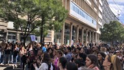 Građani protestovali ispred Informera: Gađali zgradu jajima, policija štitila ulaz u redakciju, Vučićević izašao na drugi izlaz (FOTO) 5