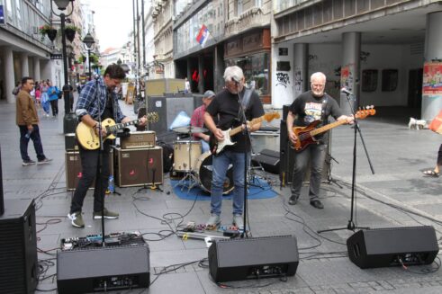 (FOTO) YU grupa iznenadila prolaznike u Knez Mihailovoj u podne 8