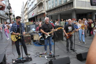 (FOTO) YU grupa iznenadila prolaznike u Knez Mihailovoj u podne 2