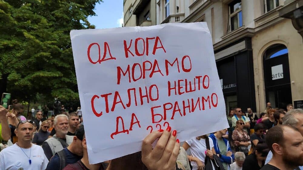 "Bitka za Staricu" ispred zgrade Predsedništva na Andrićevom vencu (FOTO) 1