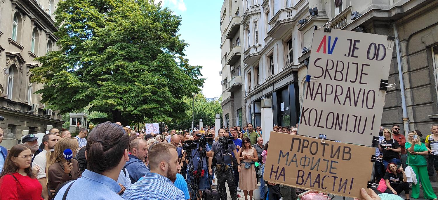 "Bitka za Staricu" ispred zgrade Predsedništva na Andrićevom vencu (FOTO) 2