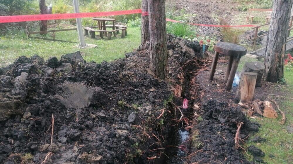 Da li je užička Elektrodistribucija raskopala privatna dvorišta meštana Bele Zemlje i za čije potrebe 3