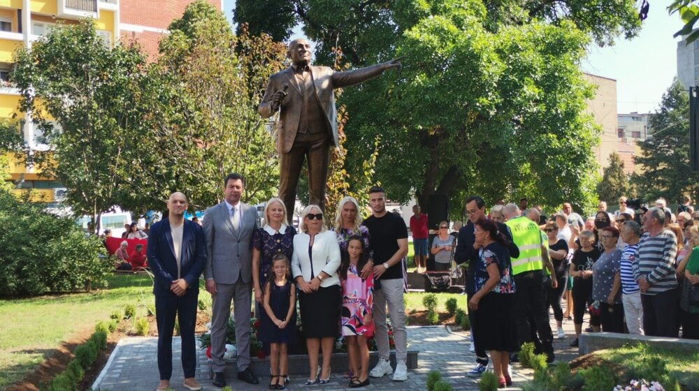 Šaban Šaulić dobio spomenik visok četiri metra u Šapcu 1