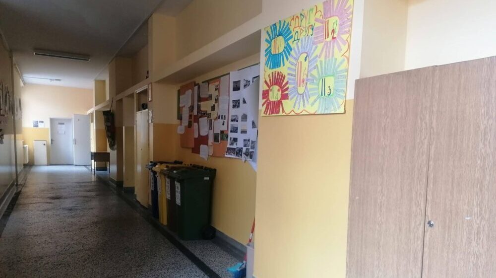 Užice: Počela isplata po 10.000 dinara za đake prvake 1