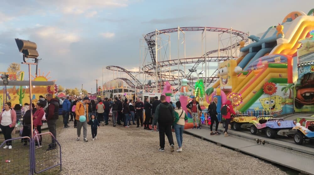 Na Šabačkom vašaru najtraženiji „Putin“: Mogu se za 2.500 kupiti i prave „lisice“ i „originalna“ obuća 1