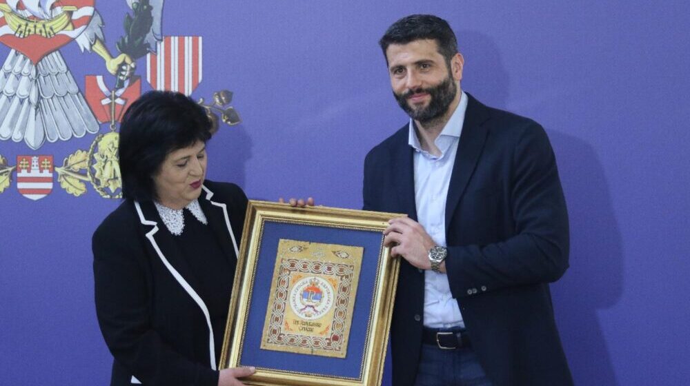 Šapić dobio amblem Republike Srpske 1