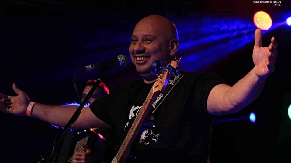 Na balu su tapšali moćnima, ali ustali zbog Džeja - vreme je da Romi prošetaju 2 Na balu su tapšali moćnima, ali ustali zbog Džeja - vreme je da Romi prošetaju 2