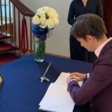 Brnabić se upisala u Knjigu žalosti povodom smrti britanske kraljice Elizabete 3