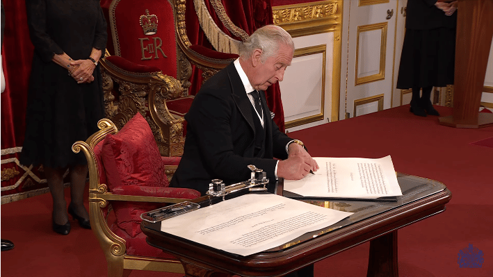 Čarls III proglašen za novog britanskog kralja: Vilijam i Kamila potpisali deklaraciju, ceremonija se prenosi uživo (VIDEO) 3