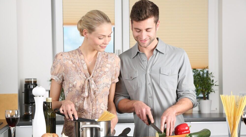 Zašto su muškarci koji kuvaju i raspremaju za sobom privlačniji ženama? 1
