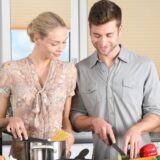 Zašto su muškarci koji kuvaju i raspremaju za sobom privlačniji ženama? 4