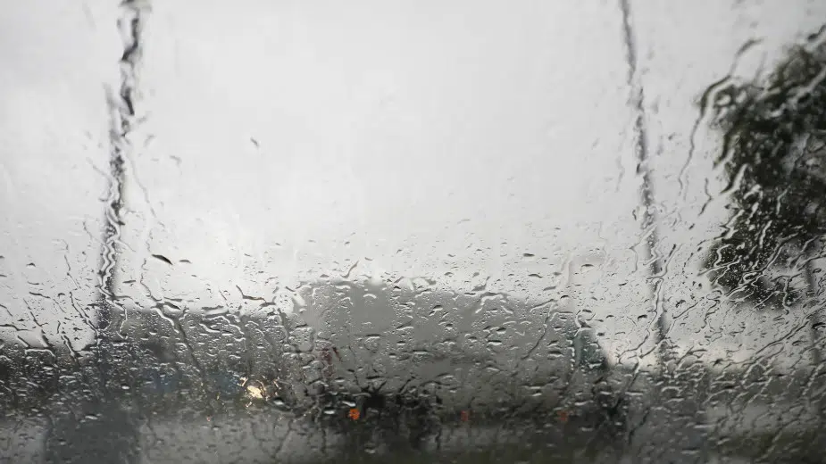 Jaka kiša poplavila ulice u Zrenjaninu, saobraćaj se odvijao usporeno 20
