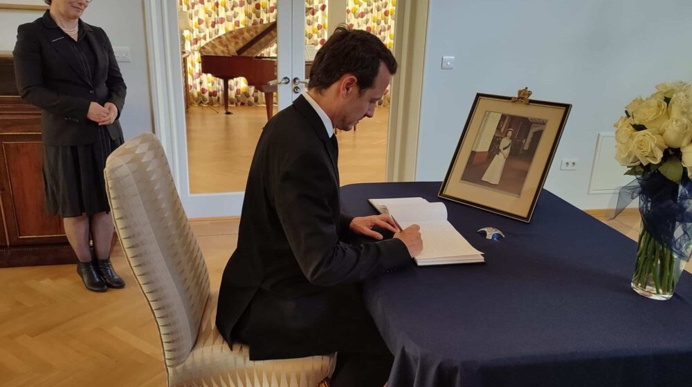 "Elizabeta II bila je kuma mog oca i velika inspiracija za sve nas": Princ Filip se upisao u knjigu žalosti 1