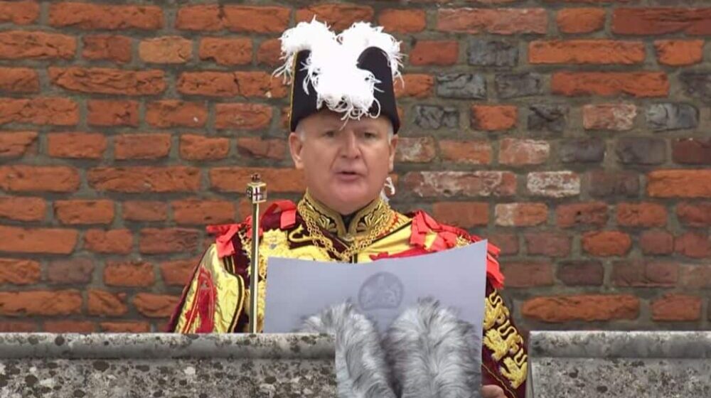 Ko je čovek koji je čitao proglas na terasi Sent Džejms palate u Londonu? 1