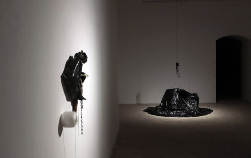 Radovi Bojana Radojčića Foto Marko Kostić (4) U užičkom Reflektoru izložba „Noćna straža“ o pervertnom odnosu naroda, političara i investitora 5