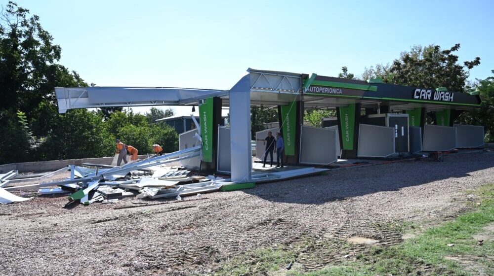 Na Novom Beogradu počelo uklanjanje nelegalne auto-perionice, izgrađene na javnoj površini 1