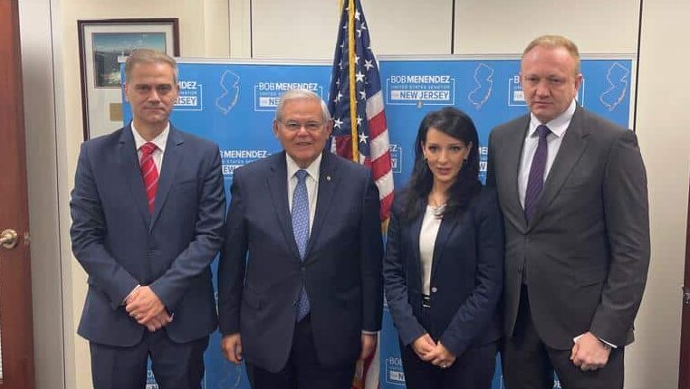 Đilas se oglasio o Bobu Menendezu: Osuđen je za manji iznos nego što je dnevna soba Radoičića u vikendici na Gazivodama 2 Đilas se oglasio o Bobu Menendezu: Osuđen je za manji iznos nego što je dnevna soba Radoičića u vikendici na Gazivodama 2