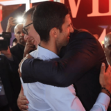 Vučić na sajmu u Đokovićevom zagrljaju: "Probao sam najbolja vina i pozdravio se sa našim šampionom" 4