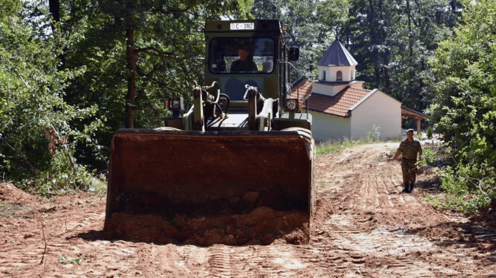 Ministar Stefanović zahvalio vojsci koja sanira puteve kod Vranja 1