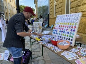 Subotička "Tresherica" privukla brojne umetnike: Građanima ponuđeni garderoba, bedževi, šolje 2