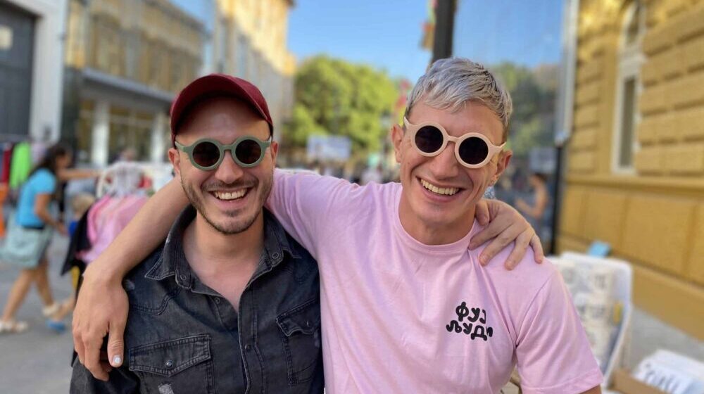 Subotička "Tresherica" privukla brojne umetnike: Građanima ponuđeni garderoba, bedževi, šolje 1