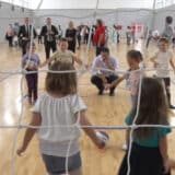 Ministar Vanja Udovičić uručio sportsku opremu OŠ "Jovan Jovanović Zmaj" u naselju Zvečka 3