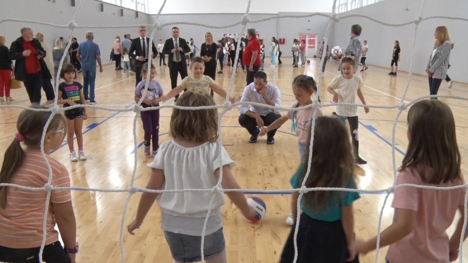 Ministar Vanja Udovičić uručio sportsku opremu OŠ "Jovan Jovanović Zmaj" u naselju Zvečka 1