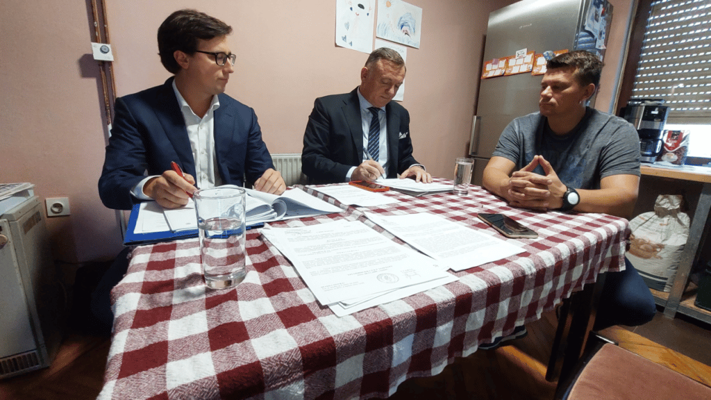 "Nećemo dozvoliti da srpska deca ostanu na ulici": Pomoć porodici Dinić iz Zaječara ponudila Nova stranka - Da se struka pita posle pisanja Danasa 3 "Nećemo dozvoliti da srpska deca ostanu na ulici": Pomoć porodici Dinić iz Zaječara ponudila Nova stranka - Da se struka pita posle pisanja Danasa 3