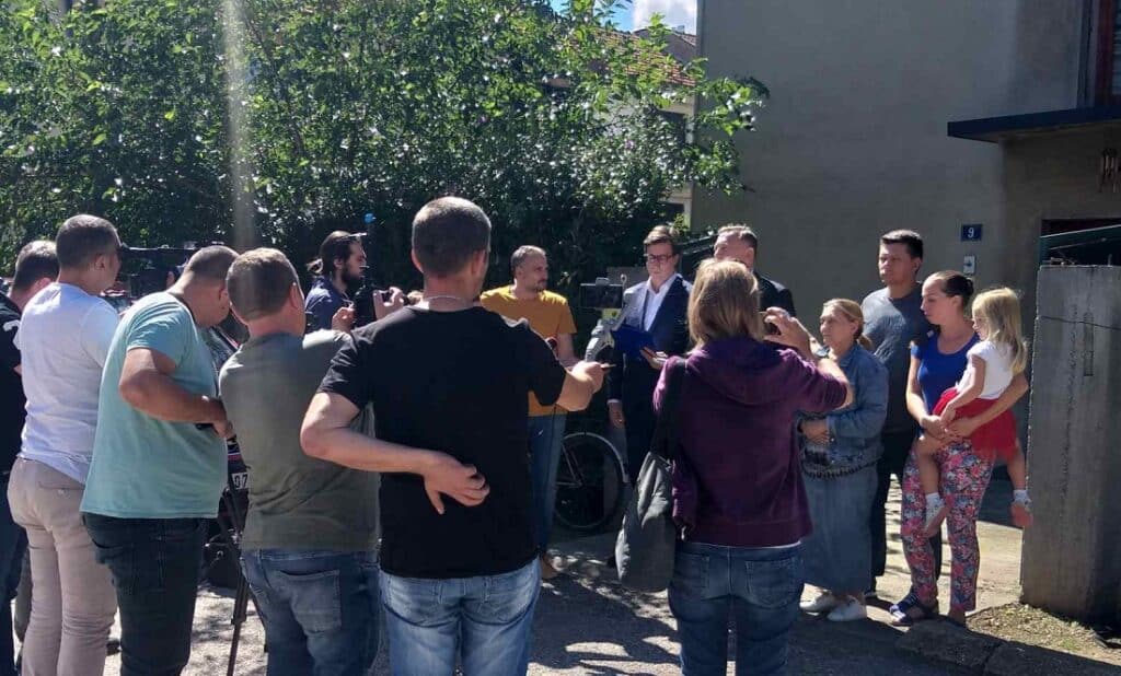 "Nećemo dozvoliti da srpska deca ostanu na ulici": Pomoć porodici Dinić iz Zaječara ponudila Nova stranka - Da se struka pita posle pisanja Danasa 5 "Nećemo dozvoliti da srpska deca ostanu na ulici": Pomoć porodici Dinić iz Zaječara ponudila Nova stranka - Da se struka pita posle pisanja Danasa 5