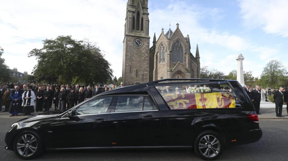 Škotlanđani odaju počast kraljici Elizabeti Drugoj na putu od Balmorala do Edinburga 1