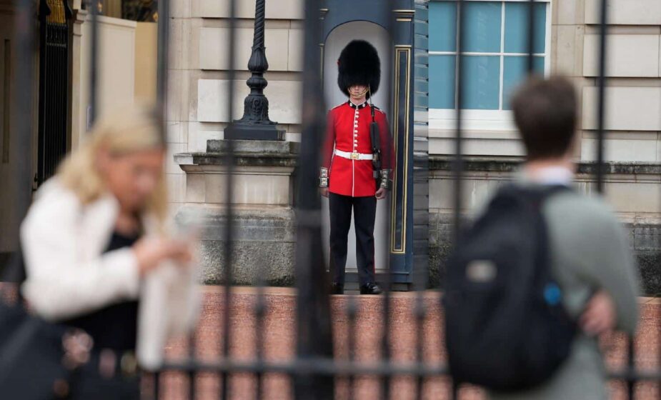 Građani Velike Britanije okupljaju se ispred zamka u Škotskoj zbog zdravstvenog stanja kraljice 1