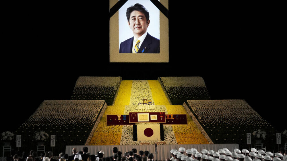 Hiljade Japanaca na sahrani Šinza Abea, prisustvuje 700 stranih zvaničnika, među njima i Brnabić 1