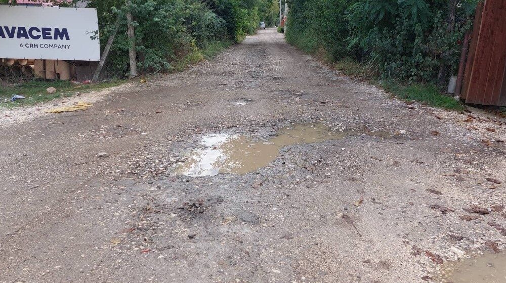 U Srbiji još ima ljudi koji mole za asfalt: U zaječarskoj ulici rupa do rupe, a kad padne kiša voda se sliva u dvorišta 1