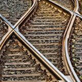 Niš: Voz udario u dva automobila, nema povređenih 4