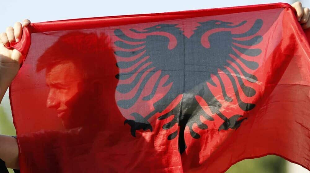 Burno u Skupštini Albanije: Članovi opozicije prevrnuli stolice i blokirali govornicu, koristili i pirotehniku 1