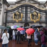 Zastava na Bakingemskoj palati spuštena na pola koplja, Čarls zvanično proglašen kraljem 3