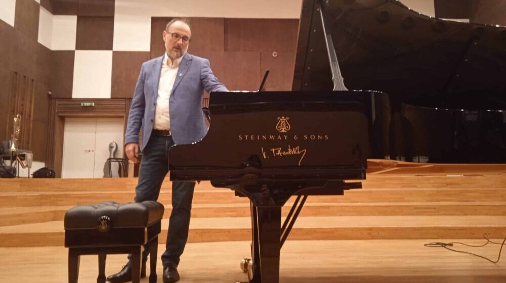 Beogradska filharmonija predstavila je klavir Stenvej Spirio r, sa potpisom Ivana Tasovca 1
