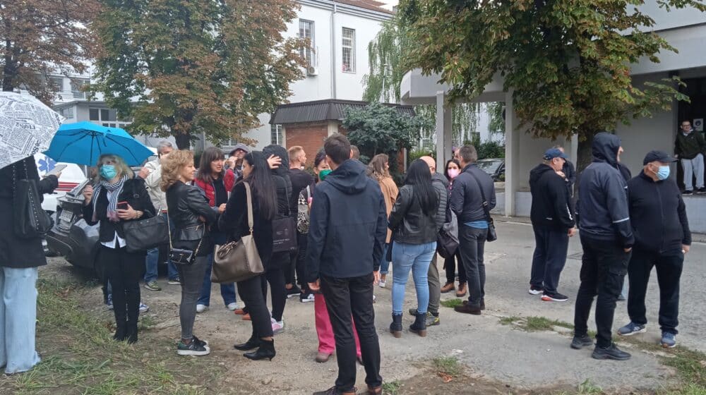 Protest zdravstvenih radnika: Direktorka klinike Laza Lazarević zabranila zaposlenima da napuste zgradu 1