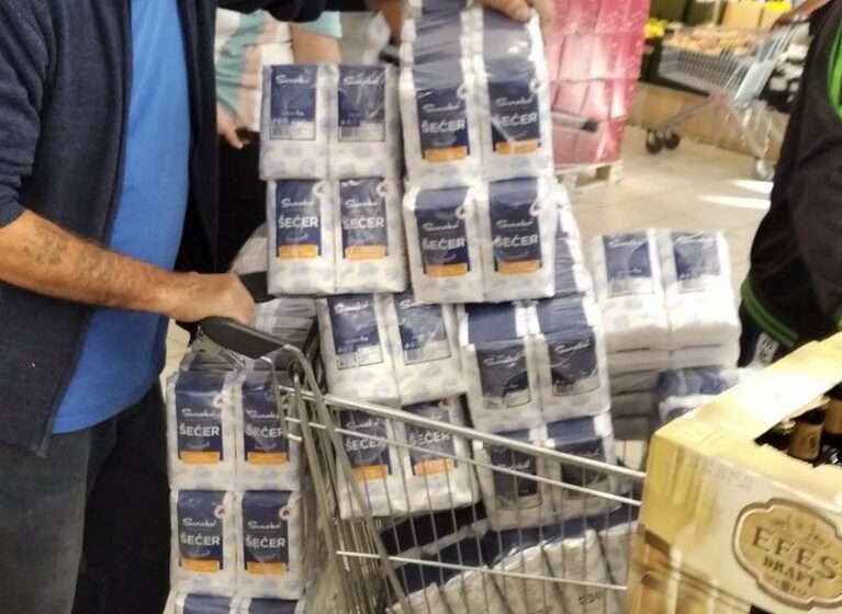 Grabi se šećer u jednom velikom hipermarketu u Leskovcu 1