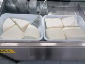 Mlekoprodukt povlači sa tržišta jednu vrstu sira zbog bakterije 5 Mlekoprodukt povlači sa tržišta jednu vrstu sira zbog bakterije 4