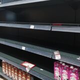 Širom Srbije prazni rafovi sa mlekom: Sve manje muznih krava, suša, panika i kalkulacije velikih mlekara stvorili nestašice 14